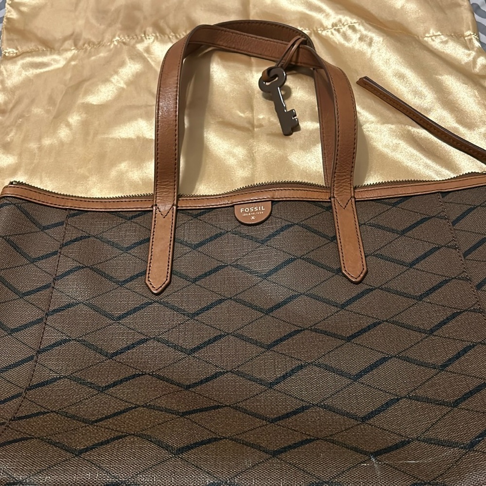 Beautiful FOSSIL Sydney Tote/ Brown‎ Diamond Pattern/ Key/ Great Condition